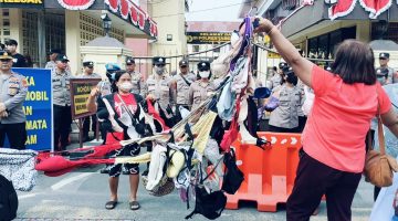 Lapor Pak Ketua Komisi III DPR RI : Aksi Demo Minta Kapolrestabes Medan Tangkap Mamak Maling, Puluhan BH Dijemur